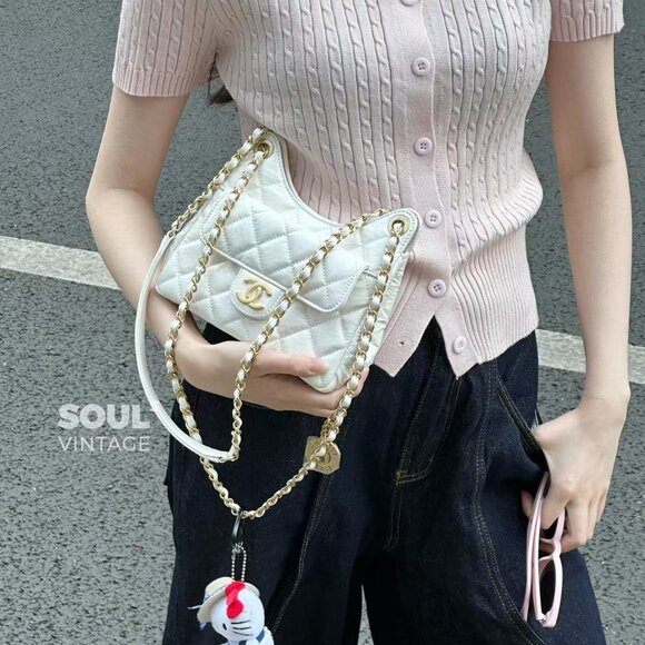 Classic CHANEL Bag: A Stylish and Versatile Choice for Elegance - Picture 1 of 7